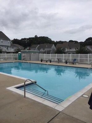 季节性开放的室外游泳池