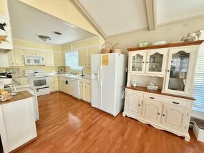 Casa, letti multipli, caminetto, vista giardino (COUNTRY CLUB DRIVE 333) | Cucina privata | Macchina per tè/caffè