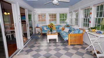 Ferienhaus, Mehrere Betten, Kamin, Gartenblick (COUNTRY CLUB DRIVE 333) | Wohnbereich | Kamin