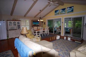 House, Multiple Beds, Fireplace, Garden View (COUNTRY CLUB DRIVE 333) | Living area