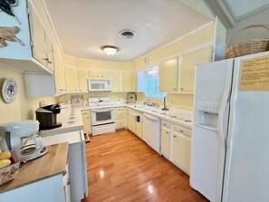 Maison, plusieurs lits, cheminée, vue jardin (COUNTRY CLUB DRIVE 333) | Cuisine privée