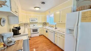 House, Multiple Beds, Fireplace, Garden View (COUNTRY CLUB DRIVE 333) | Private kitchen | Coffee/tea maker