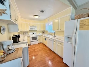 Maison, plusieurs lits, cheminée, vue jardin (COUNTRY CLUB DRIVE 333) | Cuisine privée | Cafetière/bouilloire