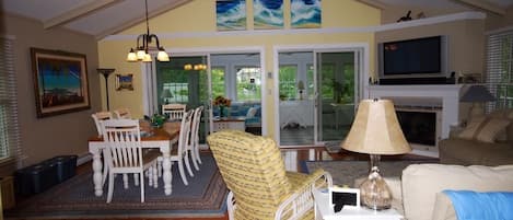 House, Multiple Beds, Fireplace, Garden View (COUNTRY CLUB DRIVE 333) | Living area