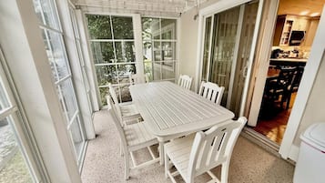 Stuga - flera sängar - uteplats - utsikt mot trädgården | Restauranger