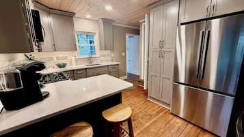 Stuga - flera sängar - uteplats - utsikt mot trädgården | Eget kök | Kaffe- och tebryggare