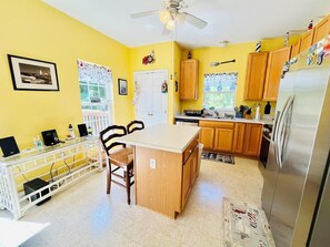 Maison, plusieurs lits, cuisine, vue piscine | Cuisine privée | Cafetière/bouilloire