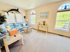 Maison, plusieurs lits, cuisine, vue piscine | Coin séjour | Station d'accueil MP3