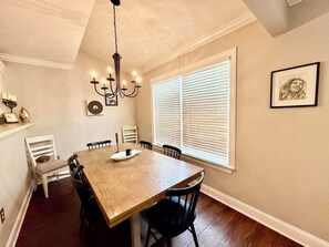 联排别墅, 多张床, 露台, 花园景观 | 用餐