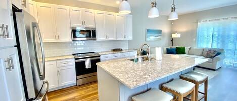 Hus - flera sängar - uteplats - utsikt mot poolen | Eget kök | Kaffe- och tebryggare