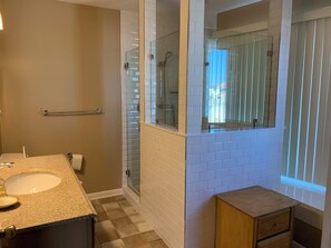 Casa de ciudad, varias camas, balcón, vista al océano | Baño