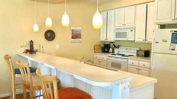 Casa adosada, varias camas, patio | Cocina privada | Cafetera o tetera