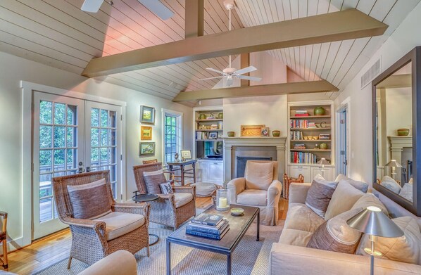 Ferienhaus, Mehrere Betten, Küche, Gartenblick | Wohnbereich | Kamin