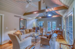 Ferienhaus, Mehrere Betten, Küche, Gartenblick | Wohnbereich | Kamin