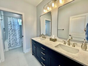 House, Multiple Beds, Kitchen, Garden View | Bathroom | Hydromassage showerhead