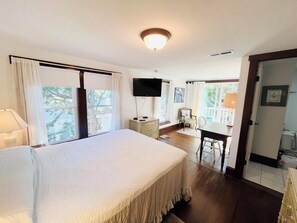 Stuga - flera sängar - balkong - utsikt mot trädgården | 4 sovrum, individuell inredning och unika möbler