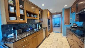 Condo, Berbilang Katil, Balcony, Ocean View | Dapur peribadi | Pembancuh kopi/teh
