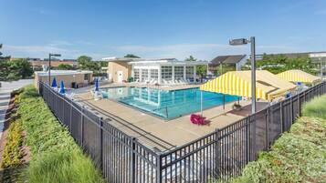 Kolam renang terbuka bermusim