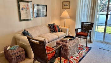 Townhome, Multiple Beds, Patio, Garden View (KEYSTONE DRIVE 19798) | Living area | Fireplace