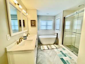 Leilighet, flere senger, kjøkken, havutsikt | Bad