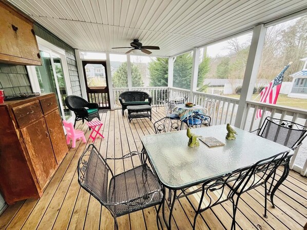 Outdoor dining - Daisey Road 20637 (Rehoboth Beach)