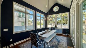 House, Multiple Beds, Pool Access, Pool View (MUNSON STREET 303) | Interior