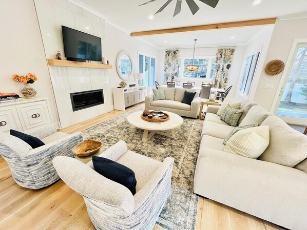 Casa, varias camas, acceso a la alberca, vista a la alberca | Área de sala de estar