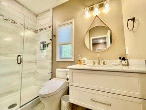 Maison, plusieurs lits, patio, vue jardin | Salle de bain