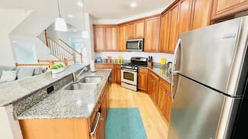 聯排別墅, 多張床, 庭院, 花園景觀 | 私人廚房 | 咖啡機/沖茶器