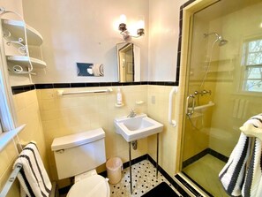 Rumah, Beberapa Tempat Tidur, patio, pemandangan kebun | Kamar mandi