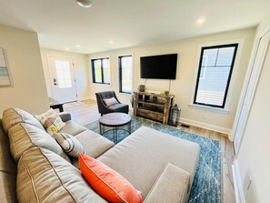 Hus - flera sängar - kök - utsikt mot trädgården | Vardagsrum