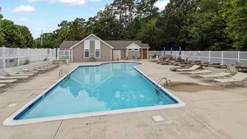 Kolam renang terbuka bermusim