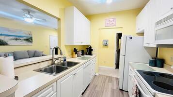 Condo, Berbilang Katil, Kitchen, Pool View | Dapur peribadi