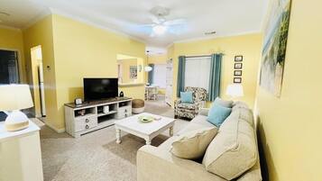 Condo, Berbilang Katil, Kitchen, Pool View | Ruang tamu