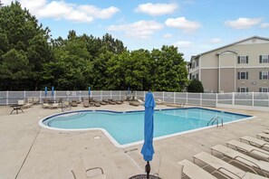 Una piscina al aire libre de temporada