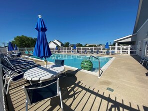 En säsongsöppen utomhuspool