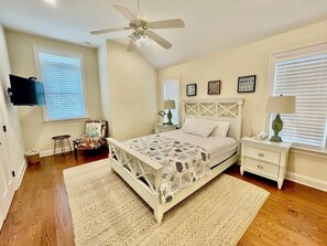 Hus, flere senger, terrasse, hageutsikt | 5 soverom, individuelt dekorert og individuelt innredet