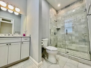 Maison, Plusieurs lits, patio, vue sur le jardin | Salle de bain