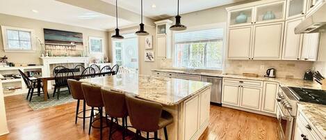 Maison, plusieurs lits, patio, vue jardin | Cuisine privée | Cafetière/bouilloire