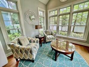 Maison, Plusieurs lits, patio, vue sur le jardin | Aire de séjour | Foyer