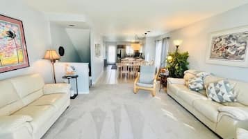 Townhome, Multiple Beds, Balcony | Living area