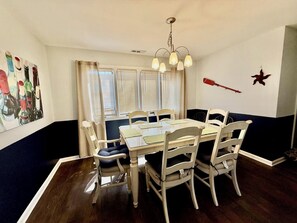 Hus - flera sängar - balkong - utsikt mot trädgården | Restauranger