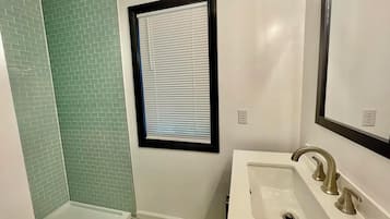 House, Multiple Beds, Balcony, Garden View | Bathroom