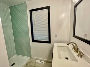 Casa, varias camas, balcón, vista al jardín | Baño