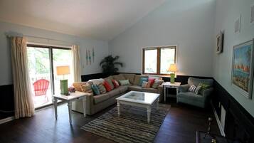 House, Multiple Beds, Balcony, Garden View | Living area