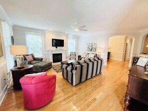 Ferienhaus, Mehrere Betten, Balkon, Gartenblick | Wohnbereich | Kamin