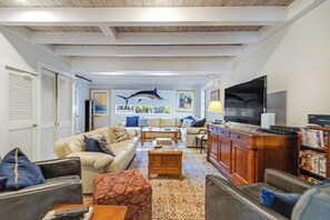 Casa, varias camas, cocina, vista al jardín | Área de sala de estar