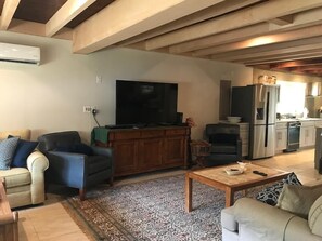 Maison, plusieurs lits, cuisine, vue jardin | Coin séjour