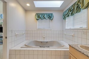 Casa, varias camas, cocina, vista al jardín | Baño