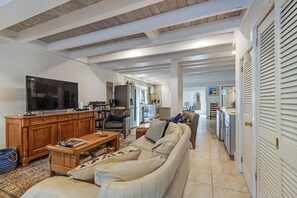 Hus, flere senger, kjøkken, hageutsikt | Oppholdsområde